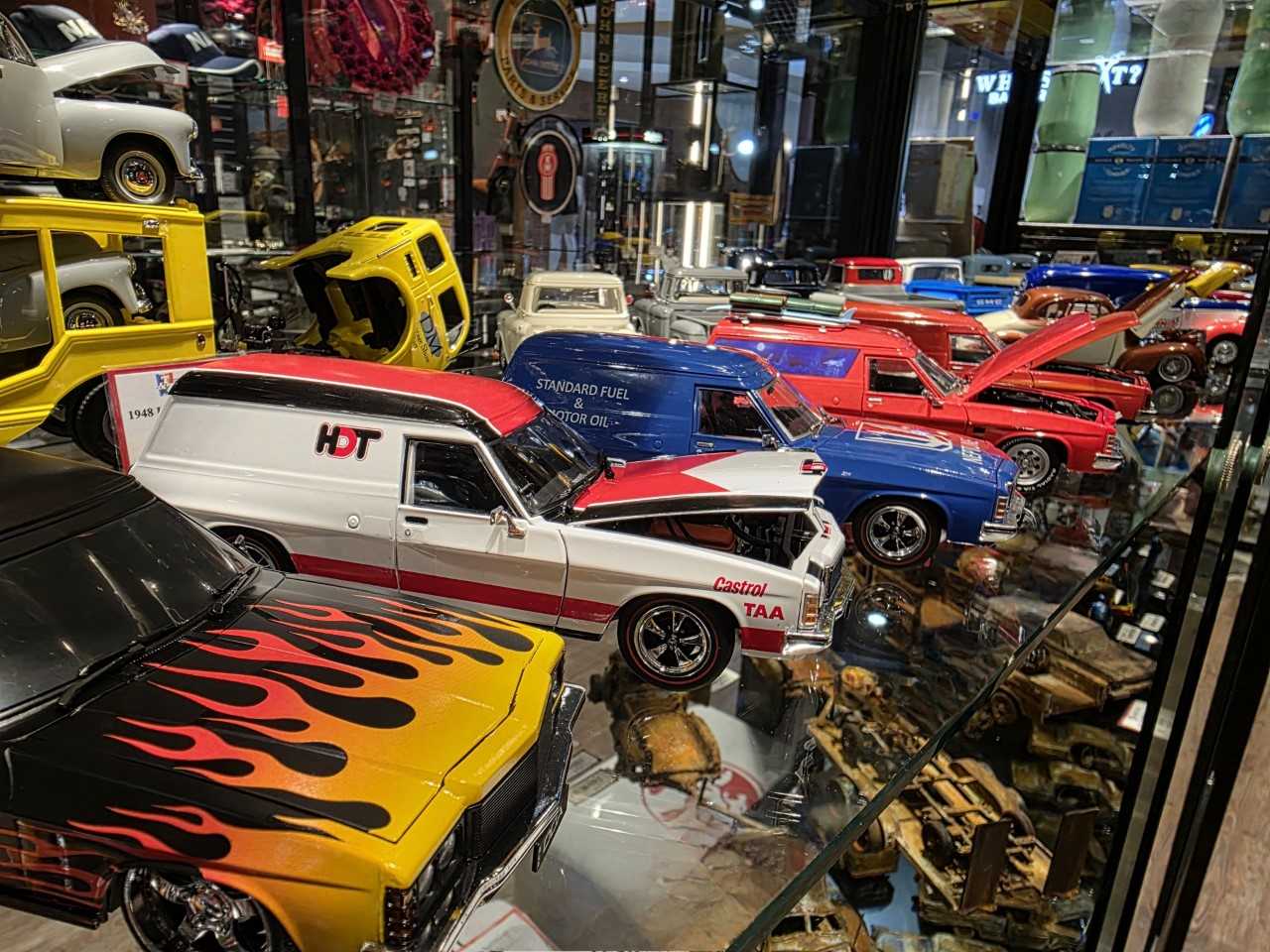 1:24 SCALE DIE CAST MODEL CARS